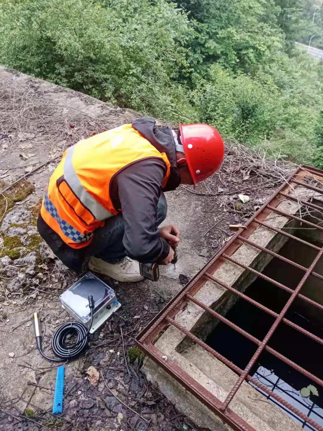 水位与压力监测控制器